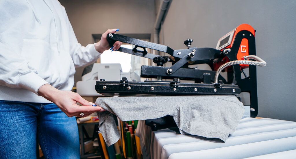 Qual o Melhor Método para Imprimir T-Shirts? Uma Análise Completa das Principais Tecnologias 2025 2 imprimir t-shirts prensa